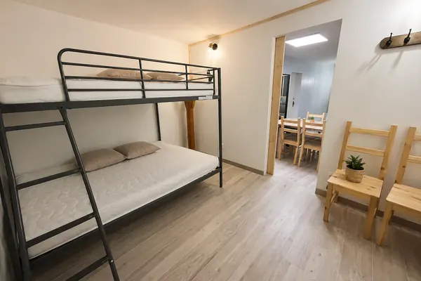 Chambre avec lits doubles superposés